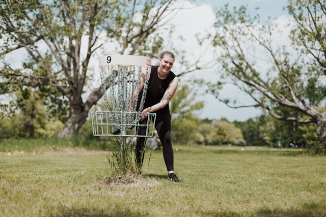 How to Throw a Disc?